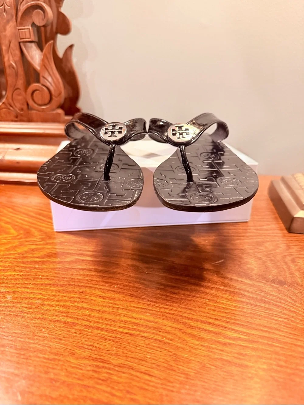 Tory Burch Thora Black Patent Leather Silver Logo Thong Sandals Size 8